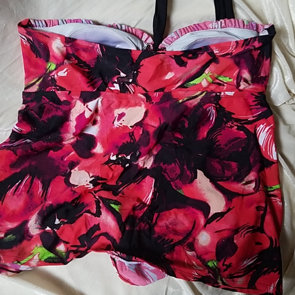 Liz Lange lge maternity swim top. - Picture 2 of 7